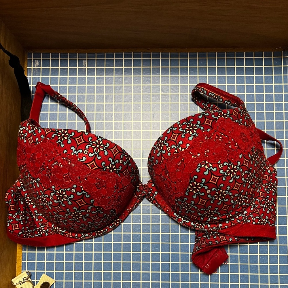 Victoria's Secret body pushup bra! 34D